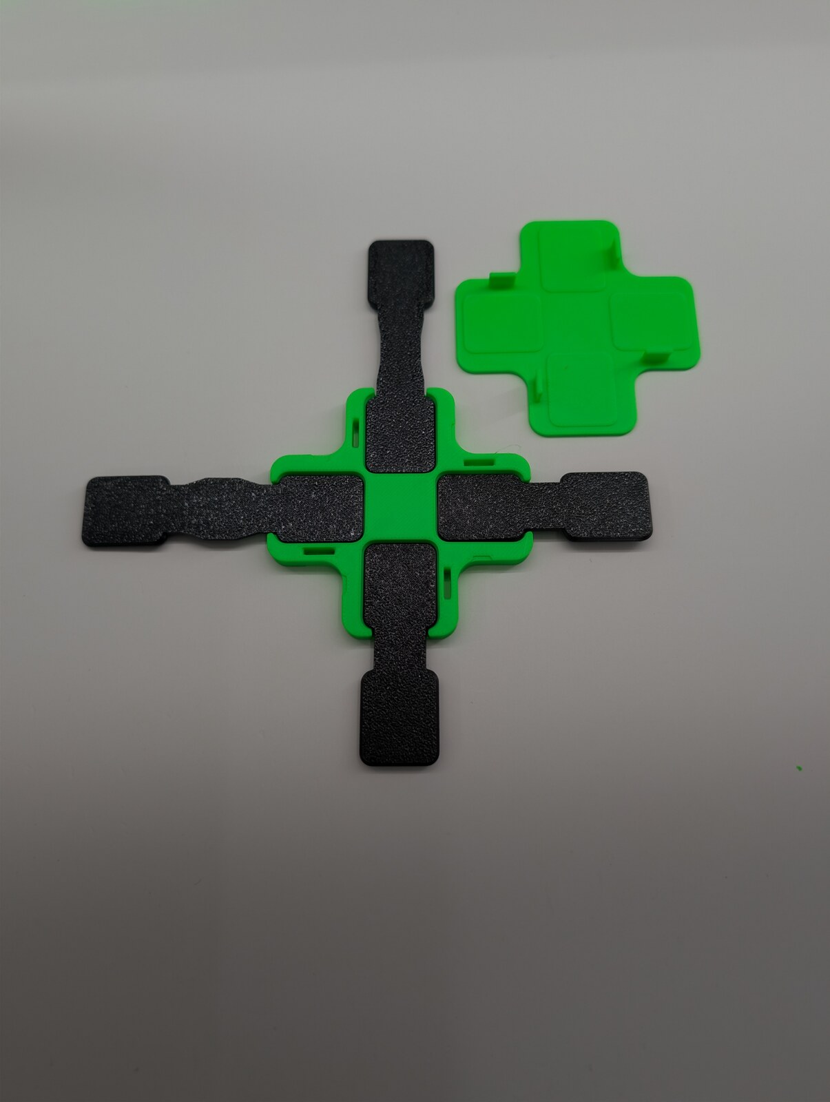 Four straps placed in a real printed X joiner with its separate cap.